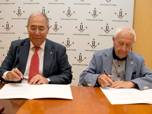 Firma per la cessió del fons documental de Josep Vallverdú a la UdL, el juny de 2015