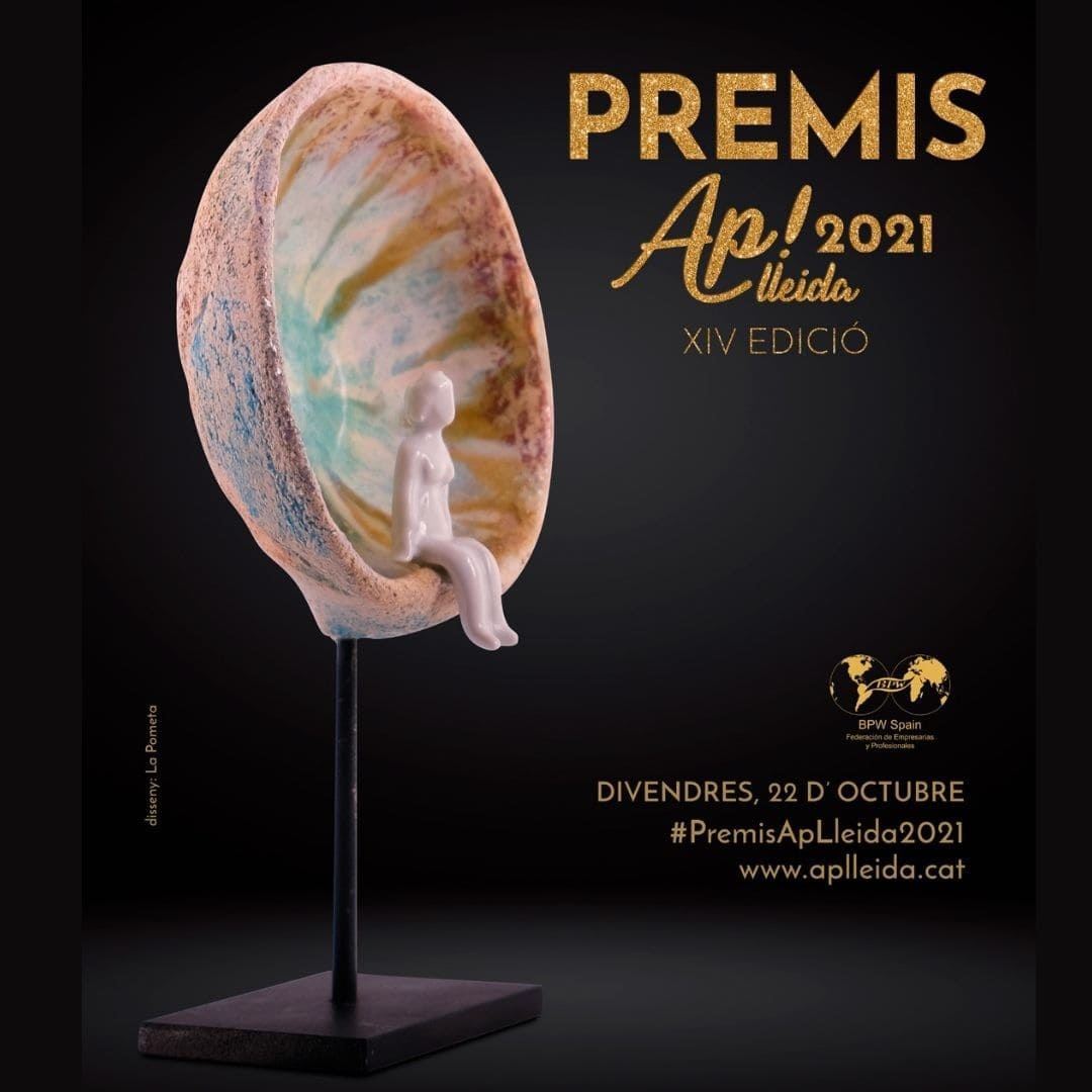Imatge promoció XIVena edició Premis Ap! amb el trofeu de Monti Mateu