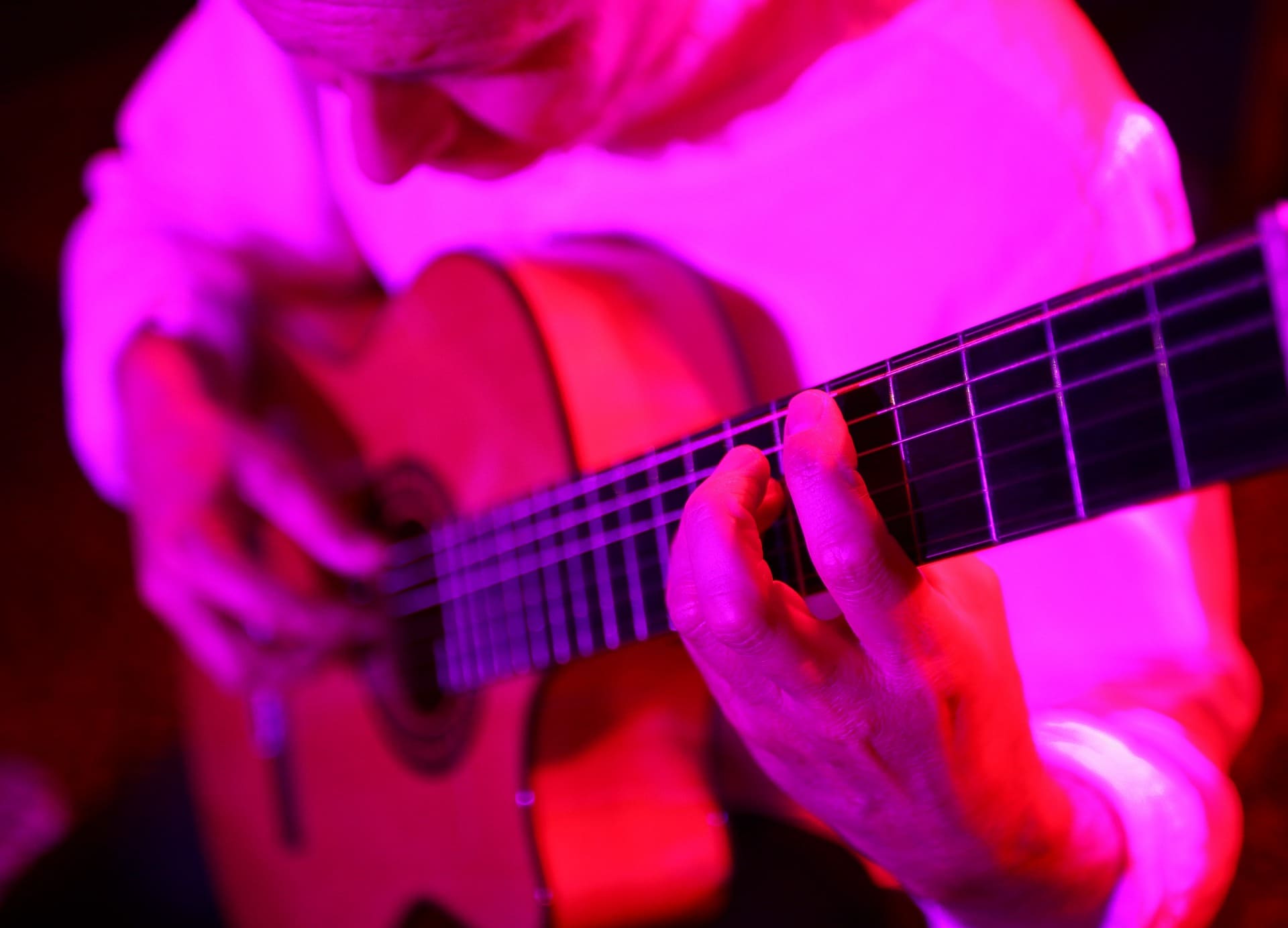 Josep-Manel Vega tocant la guitarra